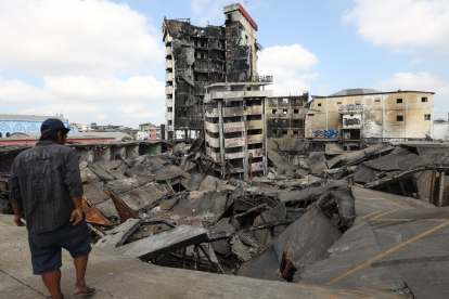 La destrucción del edificio donde funcionó el centro comercial Multicomercio pone en riesgo a quienes viven y trabajan en el centro-sur de Guayaquil.