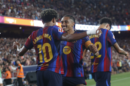 El delantero del FC Barcelona Lamine Yamal (i) celebra con Raphinha su gol, segundo gol del equipo blaugrana, en el partido ante Rayo Vallecano.