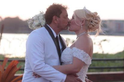 Douglas Bastidas y María Gabriela Cueva sellaron con un beso su matrimonio civil, celebrado al aire libre en Samborondón.
