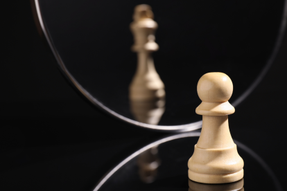 El ego puede ser una fuente de confianza, pero también convertirse en egocentrismo cuando domina las decisiones.