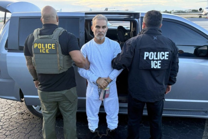 José Serrano fue deportado desde Estados Unidos y trasladado a Ecuador bajo custodia.