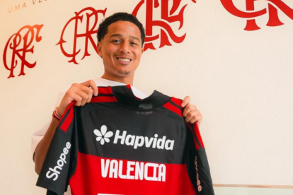Anthony Valencia posa con la camiseta del Flamengo tras ser anunciado como nuevo refuerzo del club brasileño.
