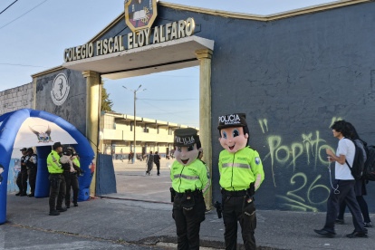 La Policía Nacional estuvo presente en el colegio fiscal Eloy Alfaro como parte del Plan Escudo para reforzar la seguridad durante el regreso a clases.