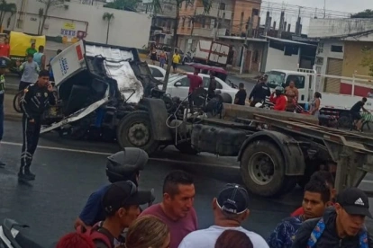 El tráiler quedó atravesado en la vía Perimetral, cerca de Trinipuerto, tras el siniestro registrado este martes 1 de septiembre.