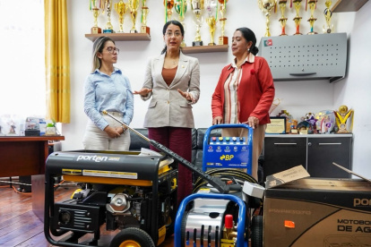 La ministra Gilda Alcívar entrega kits para inundaciones en unidades educativas a nivel nacional.