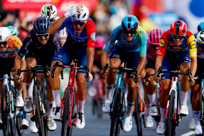 El ciclista francés del equipo Groupama-FdJ United Sebastien Tronchon (c) celebra la victoria en la décima etapa de la Vuelta a España.