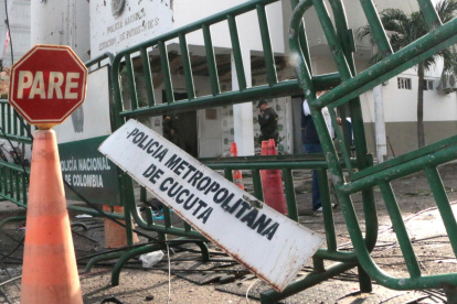 Escombros ocasionados por la detonación de un vehículo cargado con explosivos este 1 de septiembre de 2026 en Los Patios (Colombia).