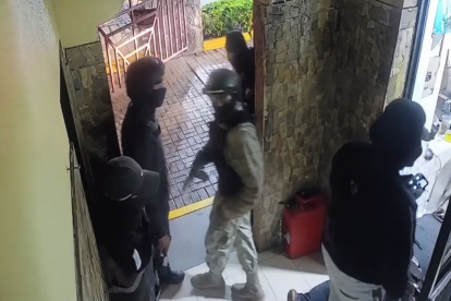 El forcejeo quedó registrado en las cámaras de seguridad.