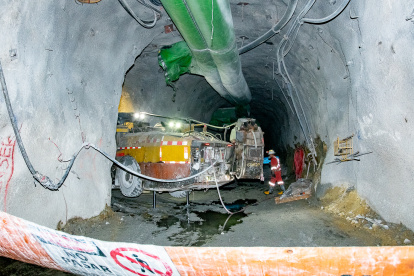 El túnel subterráneo K'isa constituye la vía principal de acceso a los frentes de extracción a 5 km de profundidad.