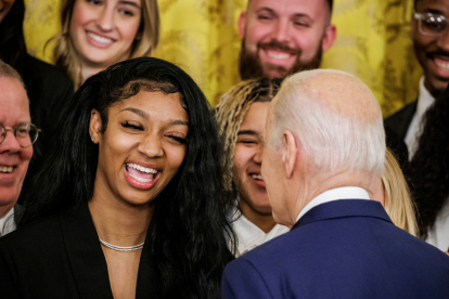 Imagen en la que puede verse a la estadounidense Angel Reese durante una recepción en la Casa Blanca.