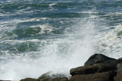 Olas intensas golpearon la costa de San Clemente, en Manabí, durante la alerta emitida por el Inocar.