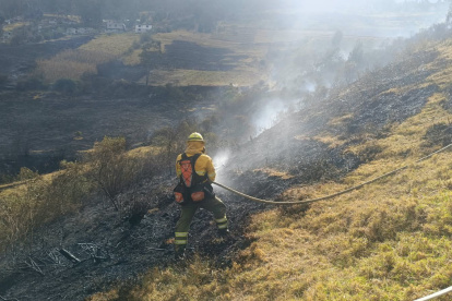 Bomberos controlaron el incendio forestal registrado en Ontaneda Alta, Conocoto, y realizan labores de enfriamiento en puntos calientes.
