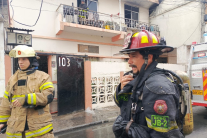 Un incendio en un departamento de una vivienda de construcción mixta movilizó a 80 bomberos en el centro de Guayaquil. Los equipos abrieron parte del techo para acceder al foco y controlar las llamas.