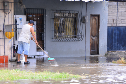 Las inundaciones han afectado a distintos sectores de Machala. El COE cantonal busca reducir el impacto de posibles lluvias intensas por el fenómeno de El Niño.