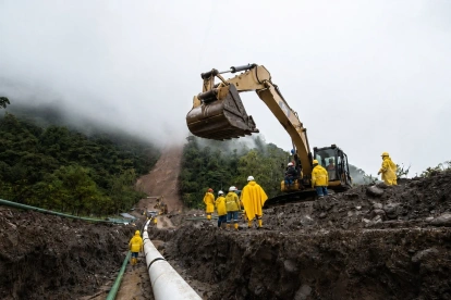 Petroecuador ejecuta la estabilización de taludes y obras de mitigación, como muros de contención, gaviones, bermas y sistemas de drenaje.