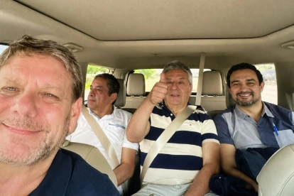 Izquierda: John Manning, CEO de Progen, junto a funcionarios de la Empresa Eléctrica Regional de Loja, donde obtuvo su primer contrato para la central de Catamayo, que también incumplió.