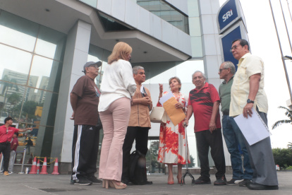 Un grupo de adultos mayores presentaron documentos de que el SRI no les ha devuelto el IVA.