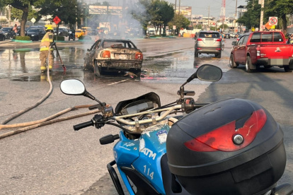 Bomberos sofocaron las llamas del vehículo.