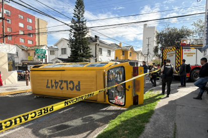 Dos furgonetas escolares chocaron en La Mariscal, Quito, durante la mañana del 2 de septiembre, provocando el cierre temporal de la vía.