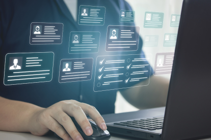 Interfaces digitales y gestión de datos bajo estricta normativa de privacidad en Ecuador.