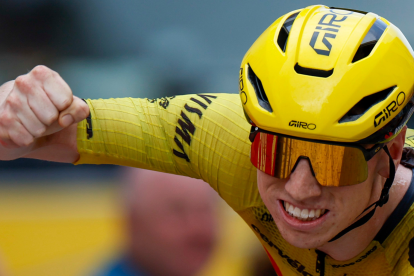El ciclista británico del Team Visma-Lease a Bike, Matthew Brennan, celebra la victoria en la 11ª etapa de La Vuelta a España.