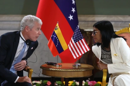 La presidenta encargada de Venezuela, Delcy Rodríguez (d), habla con el secretario de Energía de Estados Unidos, Chris Wright, durante una reunión este miércoles en Caracas (Venezuela).