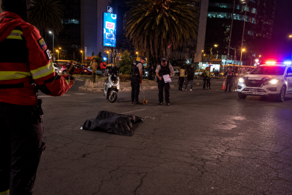 Un scooter eléctrico impactó a un peatón en El Batán, Quito. La víctima murió y la AMT investigó el siniestro.