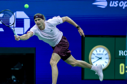 El alemán Alexander Zverev devuelve una bola en su partido ante el italiano Lorenzo Sonego del Abierto de Estados Unidos.