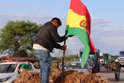 Una persona sostiene una bandera durante el bloqueo de una carretera este miércoles, en Santa Cruz (Bolivia).