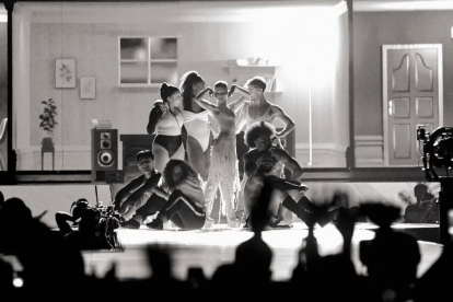 Ariana Grande durante un concierto, en plena interpretación frente a sus seguidores.