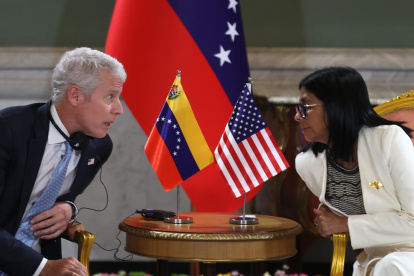 Delcy Rodríguez (d), habla con el secretario de Energía de Estados Unidos, Chris Wright, el 2 de septiembre de 2026, en Caracas (Venezuela).