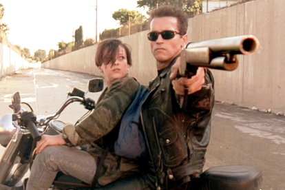Arnold Schwarzenegger y John Connor protagonizan una de las escenas de Terminator 2: El Juicio Final, que regresa a los cines de Ecuador.