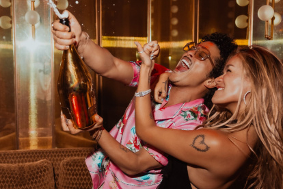 Bruno Mars y Karol G celebrando el éxito de su nueva canción.