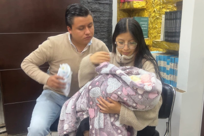 Los padres de la recién nacida buscan respuestas sobre las lesiones que presentó su hija durante sus primeras horas de vida en el Hospital Provincial General Docente de Riobamba.