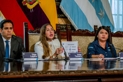 Édgar Lupera (i), gerente de la ATM; Isabel Tamariz, presidenta del directorio de Emapag; y Emily Vera, concejal.