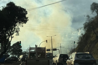 Una quema de pastizales se observó en la Autopista General Rumiñahui, la tarde del 2 de septiembre del 2026.