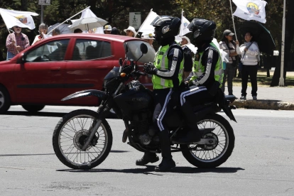 Agentes de tránsito verifican el cumplimiento del Pico y placa en Quito.