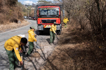 Prevención. Moradores de El Cebollar y Bomberos limpiaron la avenida Los Conquistadores para eliminar material combustible antes de la época seca.