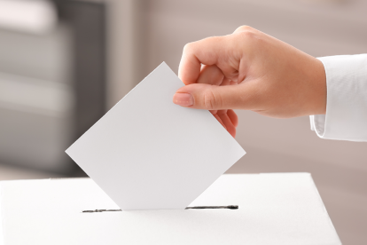 El corto periodo entre la definición de candidatos y la campaña podría favorecer a figuras políticas ya conocidas por los electores.