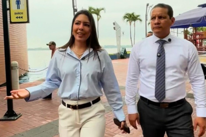 La alcaldesa subrogante, Tatiana Coronel, recorrió un baño del Malecón 2000 en compañía de Víctor Mieles, gerente de la Fundación Malecón 2000.