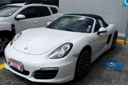 En vehículos, el bien de mayor valor es un Porsche, cuya base de subasta asciende a $65.109,60.