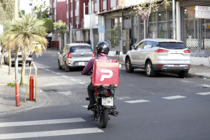 Los conductores de delivery deberán portar casco y un chaleco que los identifique.