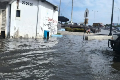 Fotografía de archivo de inundación en el sur de Guayaquil por marea alta.