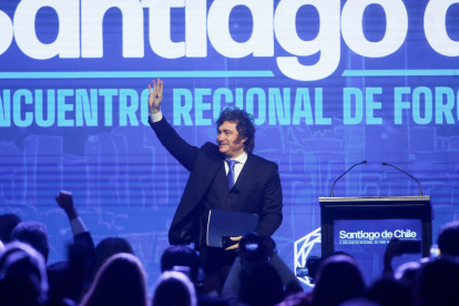 El presidente de Argentina, Javier Milei, saluda durante la inauguración del V Encuentro Regional del Foro Madrid este jueves en Santiago (Chile).