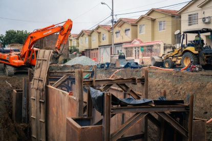 Maquinaria trabaja en la instalación de una tubería como parte de las obras del Quinto Acueducto, en Villa Bonita, noroeste de Guayaquil.