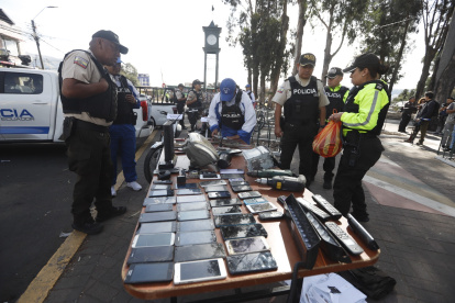 La Policía recuperó 51 motocicletas durante los operativos en Quito, además de decomisar armas, municiones y sustancias sujetas a fiscalización.