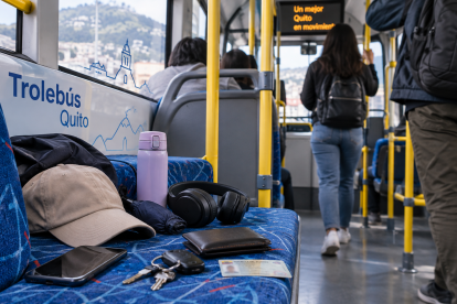 Cédulas, credenciales y otras pertenencias forman parte de los objetos extraviados que usuarios olvidan durante sus viajes en el transporte municipal.