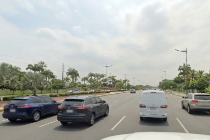 En este sector de la avenida Samborondón ocurrió el siniestro vial en el que una mujer murió atropellada por un conductor que huyó del lugar.