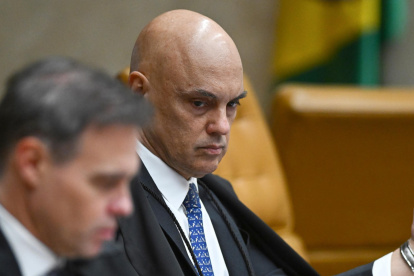 El juez ministro de la Suprema Corte de Brasil Alexandre de Moraes asiste a una sesión de juicio en el Supremo Tribunal Federal, en Brasilia (Brasil).