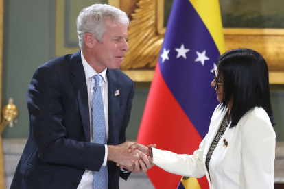 Estados Unidos asegura un histórico acuerdo petrolero en Venezuela, pactando con el régimen de Delcy Rodríguez.